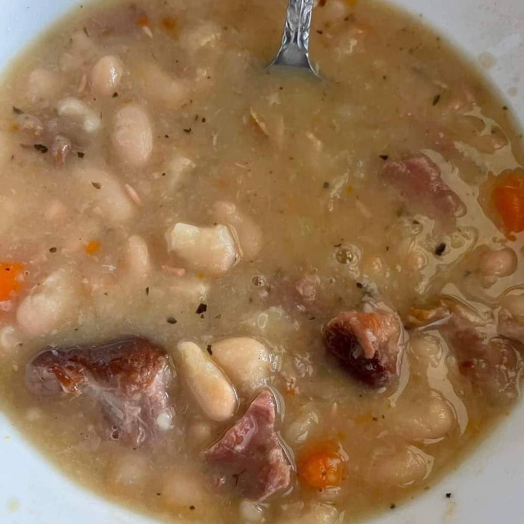 SLOW COOKER HAM AND BEAN SOUP