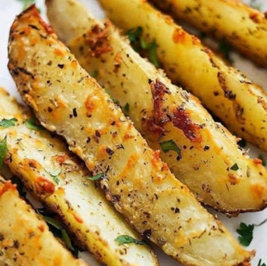 BAKED GARLIC PARMESAN POTATO WEDGES