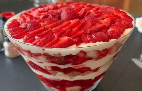 HOW TO MAKE STRAWBERRY CHEESECAKE TRIFLE?