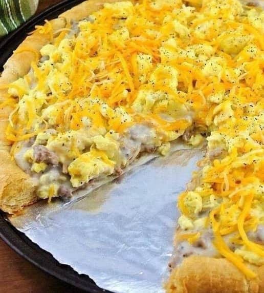 Sausage gravy breakfast pizza