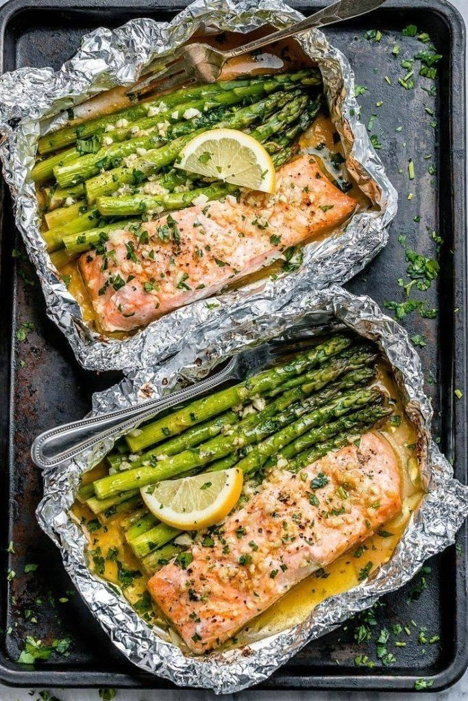 Baked Salmon in Foil with Asparagus and Lemon Garlic Butter Sauce: A Delectable and Healthy Recipe